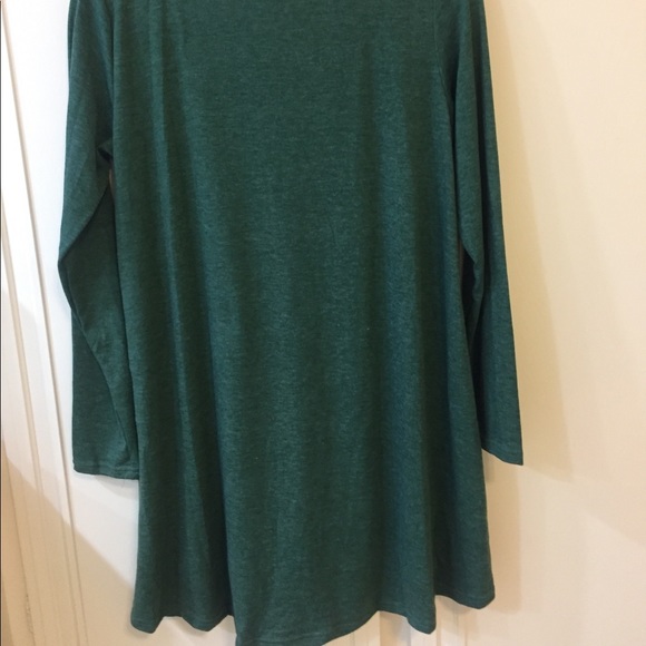 Green long sleeve tunic w/ lace on the bottom - Picture 2 of 2